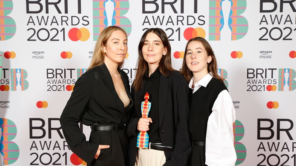 2021 оны "Brit Awards" наадмын ялагчид тодорлоо (фото 6)
