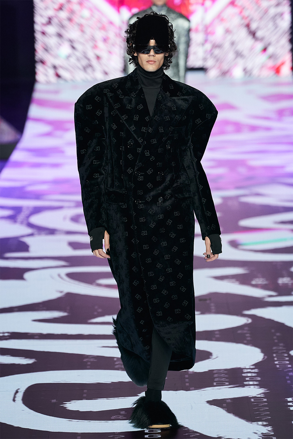 Гламур болон рок хэв маяг нэг дор: Dolce & Gabbana брэндийн намар-өвөл 2022 цуглуулга (фото 38)