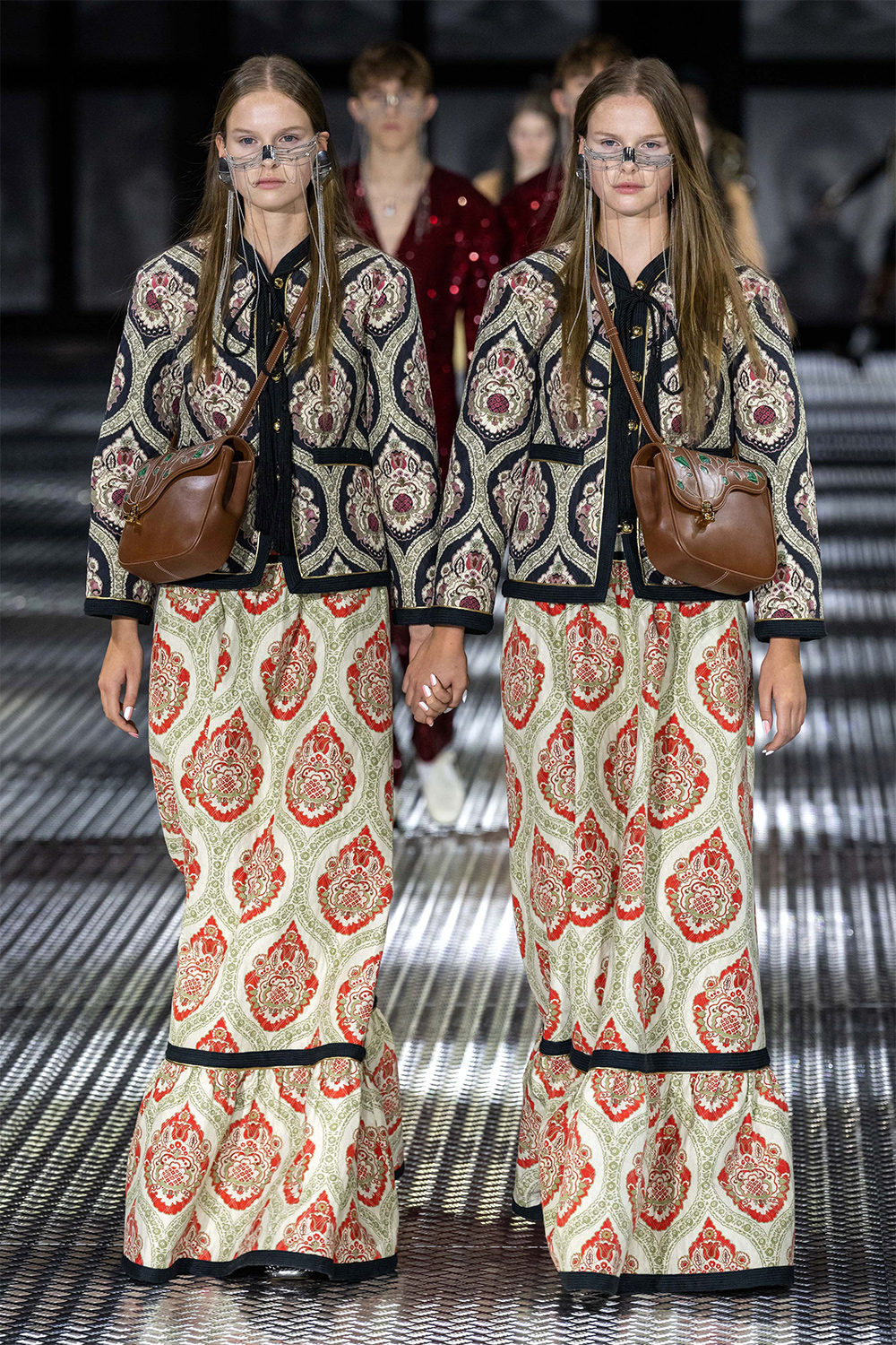 Зөвхөн нэг эсийн ихэр моделиудыг алхуулсан Gucci брэндийн загварын шоу (фото 34)