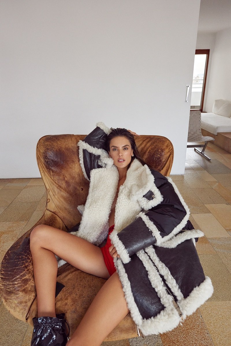 Алессандра Амбросио Vogue Portugal сэтгүүлд зориулж арав гаруй үслэг хүрэм сольж өмслөө (фото 17)