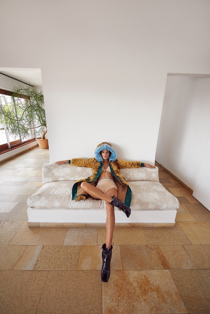 Алессандра Амбросио Vogue Portugal сэтгүүлд зориулж арав гаруй үслэг хүрэм сольж өмслөө (фото 6)