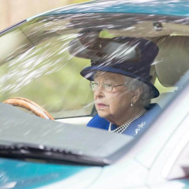 Үүнд итгээрэй: Английн хатан хаан II Элизабет жолоо барих дуртай (фото 1)