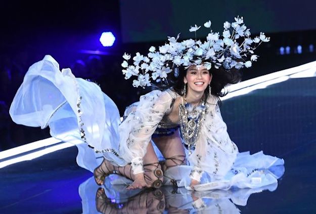 Минг Ши Victoria’s Secret-ийн тайзнаа унасан ч, инээмсэглэн босож ирлээ (фото 3)