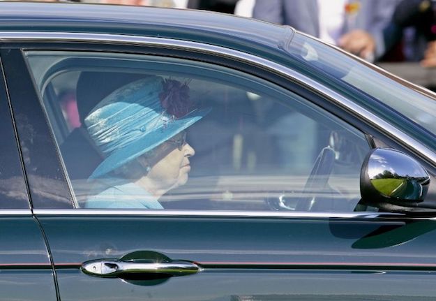 Үүнд итгээрэй: Английн хатан хаан II Элизабет жолоо барих дуртай (фото 5)