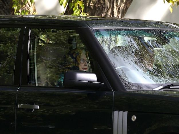 Үүнд итгээрэй: Английн хатан хаан II Элизабет жолоо барих дуртай (фото 3)