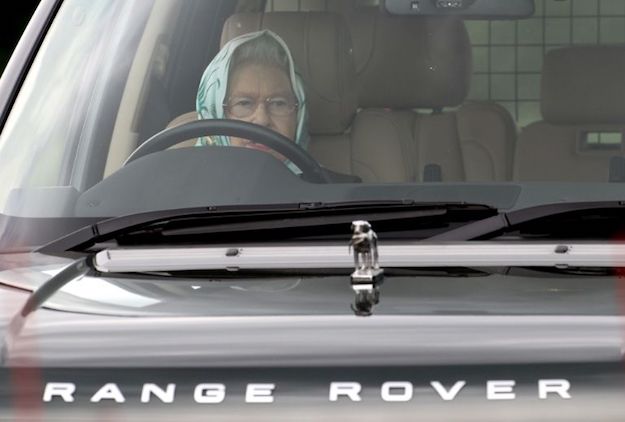 Үүнд итгээрэй: Английн хатан хаан II Элизабет жолоо барих дуртай (фото 4)