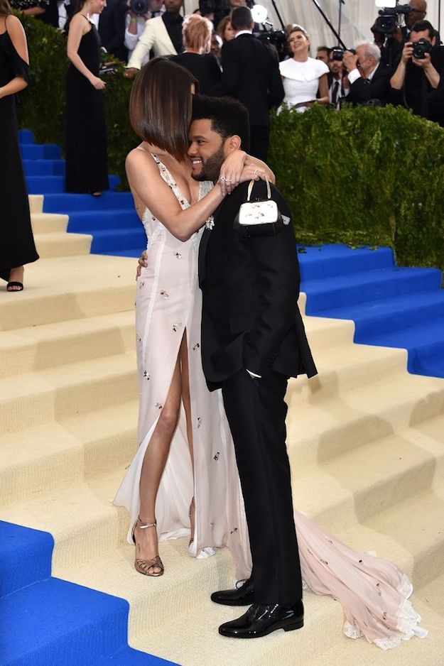 Селена Гомес, The Weeknd хоёрын анхны улаан хивсний гараа хүн бүрийн хайрыг татаж байна (фото 3)