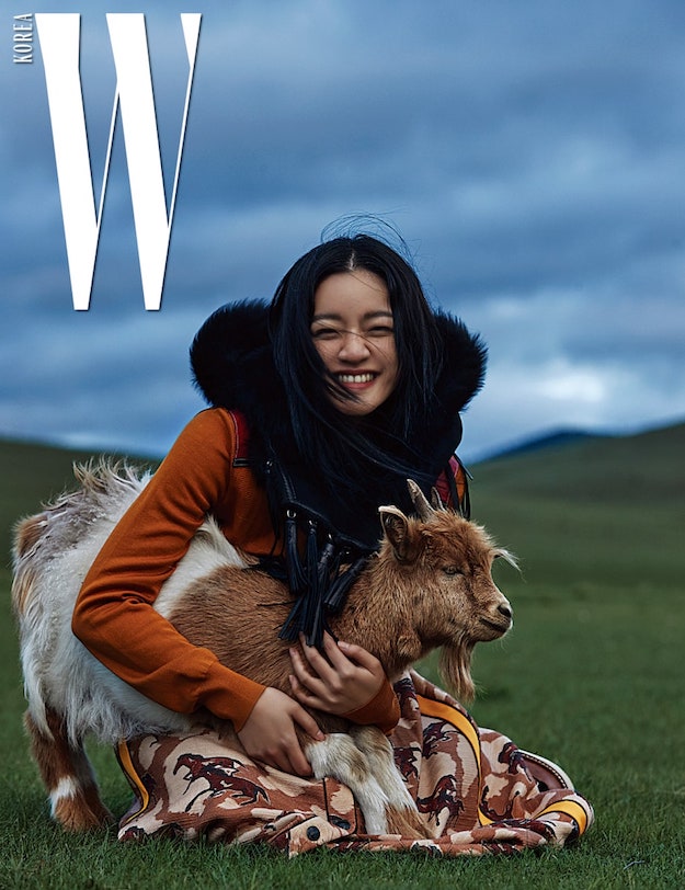 Солонгосын W сэтгүүл аравдугаар сарын дугаарынхаа зураг авалтыг Монгол улсад хийлээ (фото 3)
