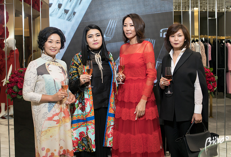 Valentino брэндийн Монгол дахь албан ёсны салбарын нээлтэнд хүрэлцэн ирсэн зочид (фото 1)