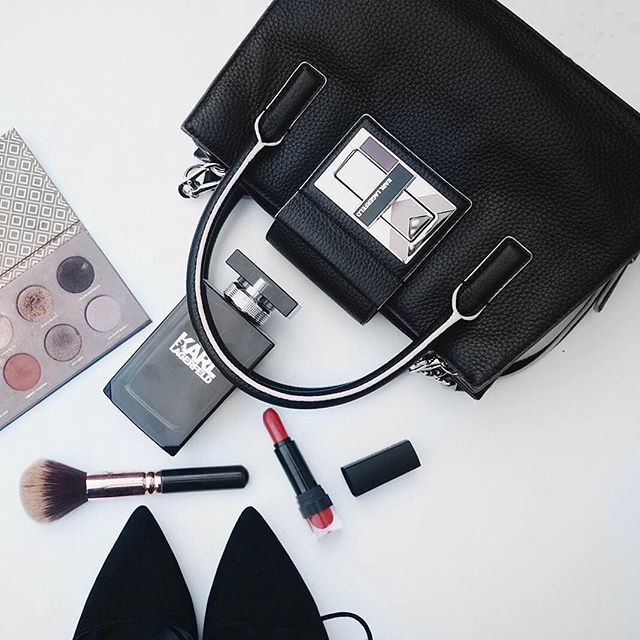 This picture might be missing a phone though .. What are your bag's essentials ? 
#KARLLAGERFELD