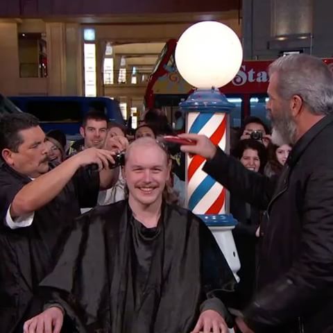 Mel Gibson gives a haircut to a stranger & receives one in return... *LINK IN BIO*