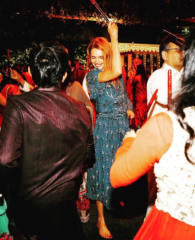 Navratri Festival dances reminded me Russian traditional ring dance. Had the time of my life and never wanted this evening to end. So lucky that my trip was during this beautiful celebration in India   #aboutlastnight #Navratri #Mumbai