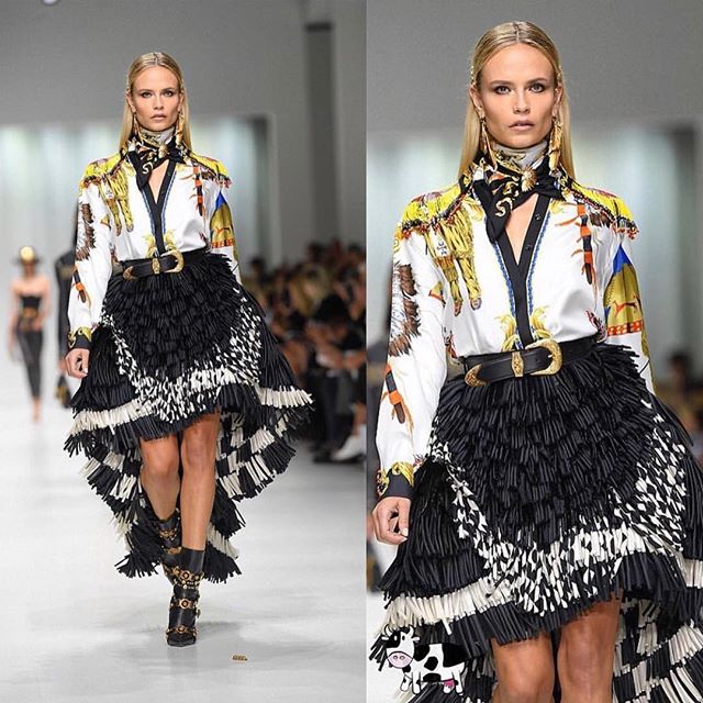 @versace_official @donatella_versace Spring/Summer 2018  
Style @kjeldgaard1 
Casting By @pg_dmcasting @samuel_ellis 
Make Up By @patmcgrathreal 
Hair By @guidopalau 
#mfw #versace