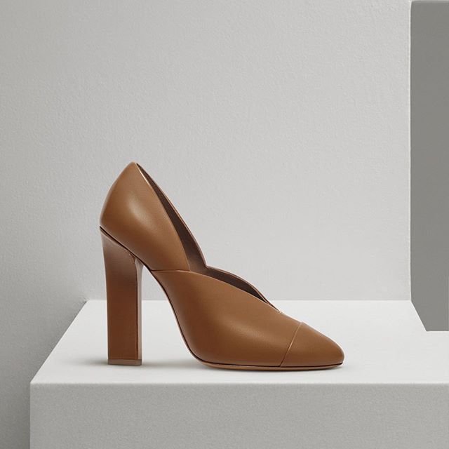 The Lucie pump. Available now at victoriabeckham.com and at 36 Dover Street, London. #VBSS18 #VBDoverSt