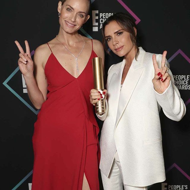 Thank u @ambervalletta for presenting me with my award last night!! @peopleschoice x Looking amazing in VB!