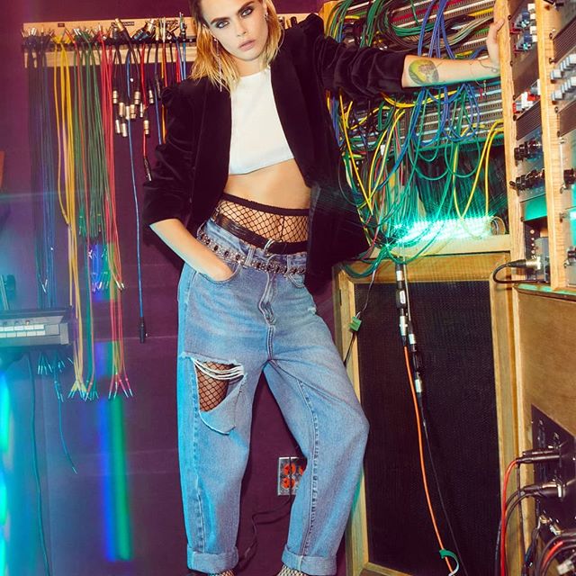 These jeans are one of my favorite pieces from the new @nastygal holiday collection that dropped this week - so comfortable but cut out in the right places. Hope you all are enjoying #NastyGalftCaraDelevingne !!