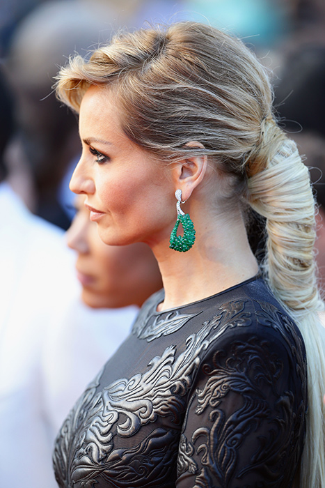 Адриана Карамбе, 2013 он<h4>Доор боосон үсээ хиймэл үсээр ороосноор Адрианагийн өвөрмөц засалтыг давтаж болно.</h4> Адриана Карамбе, 2013 он<h4>Доор боосон үсээ хиймэл үсээр ороосноор Адрианагийн өвөрмөц засалтыг давтаж болно.</h4>