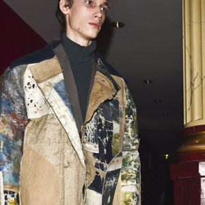 Жон Гальяно Maison Margiela-гийн эрэгтэй загварын цуглуулга дээр ажиллаж байна Жон Гальяно Maison Margiela-гийн эрэгтэй загварын цуглуулга дээр ажиллаж байна