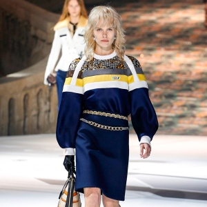 Louis Vuitton –ы загварын шоу дээрх бомбер маягийн цамц ба корсет Louis Vuitton –ы загварын шоу дээрх бомбер маягийн цамц ба корсет
