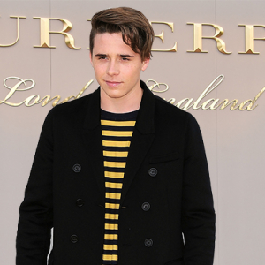 Бруклин Бекхэм Burberry-гийн шинэ сурталчилгааны зураг авалтыг хийнэ Бруклин Бекхэм Burberry-гийн шинэ сурталчилгааны зураг авалтыг хийнэ