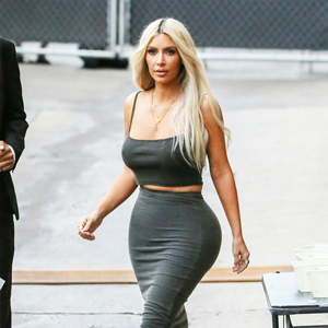 Канье Уэст Yeezy Season 6 цуглуулгынхаа маркетингийг Кимийн папарацци зурагнуудаар хийлээ Канье Уэст Yeezy Season 6 цуглуулгынхаа маркетингийг Кимийн папарацци зурагнуудаар хийлээ