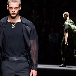 Эрэгтэй загварын долоо хоног: Versace, хавар 2017 Эрэгтэй загварын долоо хоног: Versace, хавар 2017
