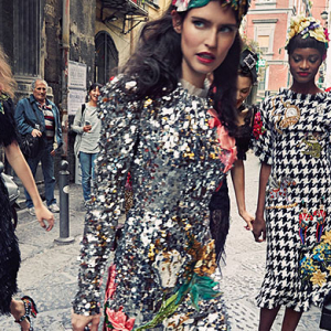 Dolce & Gabbana-гийн шинэ сурталчилгаанд бусад брэндийн аксесуарууд үзэгдлээ Dolce & Gabbana-гийн шинэ сурталчилгаанд бусад брэндийн аксесуарууд үзэгдлээ