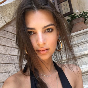 Эмили Ратаковскигийн Instagram Stories хамгийн их үзэгчтэй Эмили Ратаковскигийн Instagram Stories хамгийн их үзэгчтэй