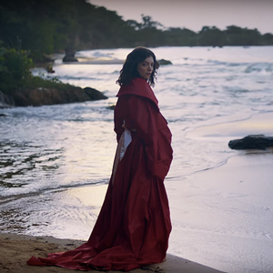 Дуучин Lorde-ын загварлаг дүр төрхийг харуулсан шинэ клип цацагдлаа Дуучин Lorde-ын загварлаг дүр төрхийг харуулсан шинэ клип цацагдлаа