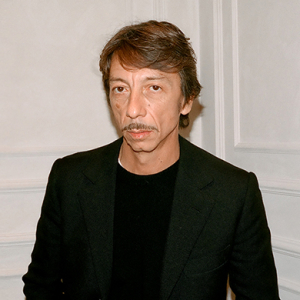 Valentino-гийн бүтээлч захирал Пьерпаоло Пиччолитой хийсэн тусгай ярилцлага Valentino-гийн бүтээлч захирал Пьерпаоло Пиччолитой хийсэн тусгай ярилцлага