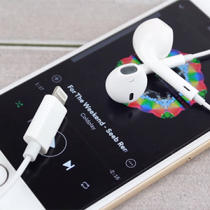Бид iPhone 7 утсаар хэрхэн хөгжим сонсох вэ?
