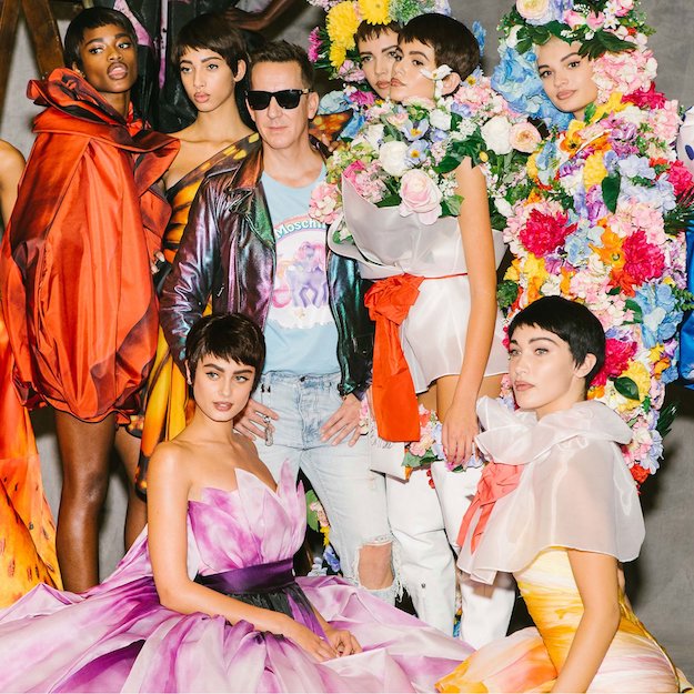 Moschino, хавар-зун 2018: Цэцгийн баглаа болон хувирсан алдарт моделиуд Moschino, хавар-зун 2018: Цэцгийн баглаа болон хувирсан алдарт моделиуд