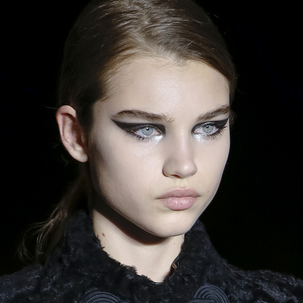 Хэзээ ч мартагдашгүй харц: Saint Laurent шоуны будалтыг хэрхэн дуурайх вэ Хэзээ ч мартагдашгүй харц: Saint Laurent шоуны будалтыг хэрхэн дуурайх вэ