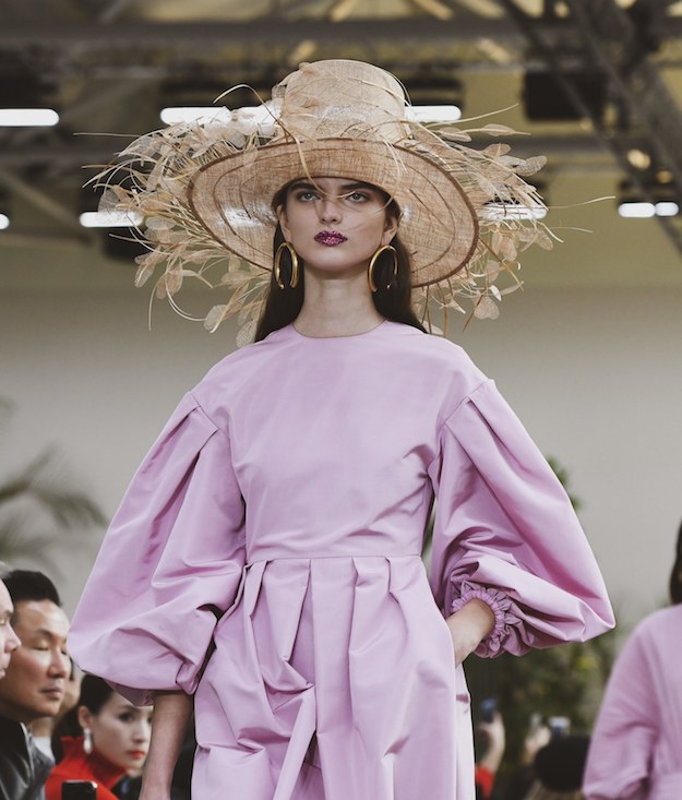 Ойроос харцгаая: Valentino брэндийн шинэ цуглуулга дахь деталиуд Ойроос харцгаая: Valentino брэндийн шинэ цуглуулга дахь деталиуд
