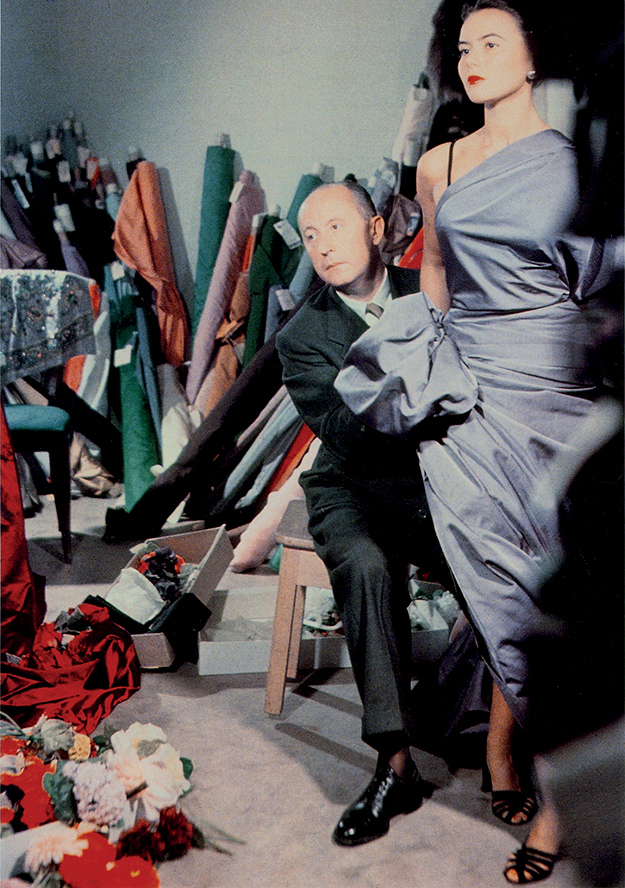 Christian Dior брэндийн түүхийг өгүүлэх хамгийн том үзэсгэлэн гарна Christian Dior брэндийн түүхийг өгүүлэх хамгийн том үзэсгэлэн гарна