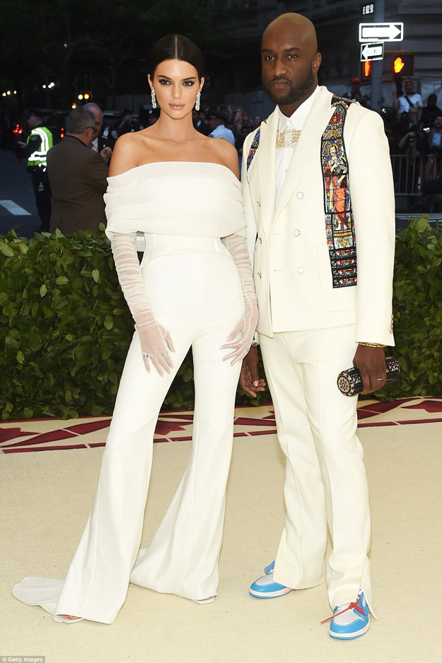 Виржил Абло Louis Vuitton-д зориулсан анхны загвараа Met Gala дээр танилцууллаа Виржил Абло Louis Vuitton-д зориулсан анхны загвараа Met Gala дээр танилцууллаа