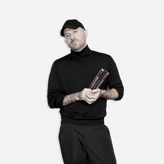 Vetements брэнд дахин зөвлөлтийн үеийн стилийг онцлохгүй Vetements брэнд дахин зөвлөлтийн үеийн стилийг онцлохгүй