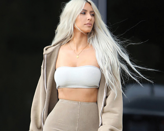Ким Кардашьян Yeezy Season 6 цуглуулгын шинэ загваруудаар нууцхан гоёж байжээ Ким Кардашьян Yeezy Season 6 цуглуулгын шинэ загваруудаар нууцхан гоёж байжээ