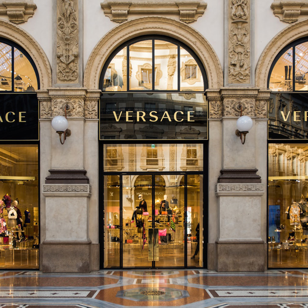 Michael Kors домогт Versace брэндийг $2 тэрбумаар худалдан авахаар хэлэлцэж байна Michael Kors домогт Versace брэндийг $2 тэрбумаар худалдан авахаар хэлэлцэж байна