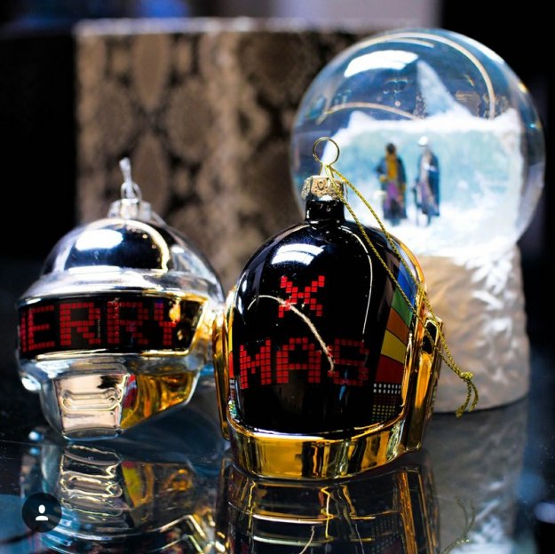 Daft Punk хамтлаг шинэ жилийн сэдэвтэй эд зүйлс худалдаанд гаргалаа Daft Punk хамтлаг шинэ жилийн сэдэвтэй эд зүйлс худалдаанд гаргалаа