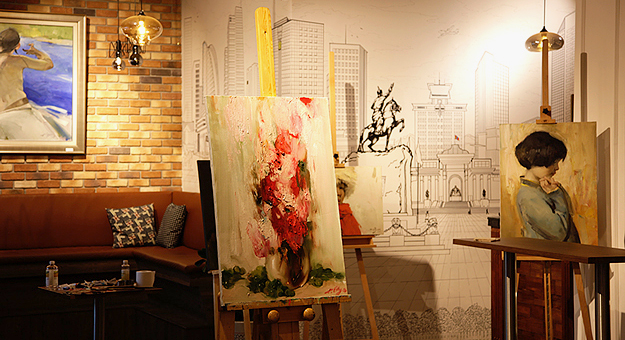 Elixir Coffee & Wine Bar-т зураач Б.Отгонтүвдэн үзэсгэлэн гаргаж, уран зураг зурлаа Elixir Coffee & Wine Bar-т зураач Б.Отгонтүвдэн үзэсгэлэн гаргаж, уран зураг зурлаа