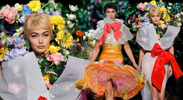 Moschino, хавар-зун 2018: Цэцгийн баглаа болон хувирсан алдарт моделиуд Moschino, хавар-зун 2018: Цэцгийн баглаа болон хувирсан алдарт моделиуд