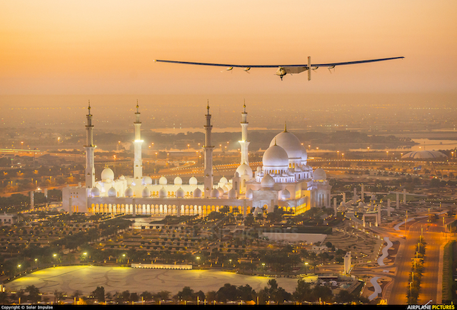 Нарны эрчим хүчээр ажилладаг Solar Impulse II  онгоц дэлхийг тойрох аяллаа өндөрлөж Абу Дабид газардлаа
