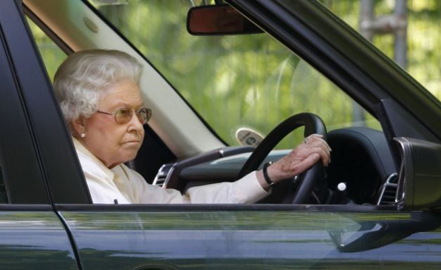 Үүнд итгээрэй: Английн хатан хаан II Элизабет жолоо барих дуртай