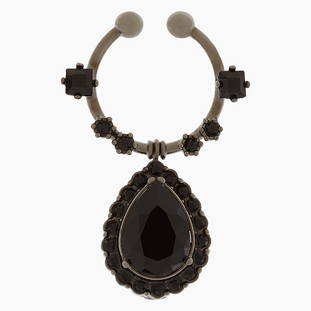 Givenchy<p><a href=\"https://www.net-a-porter.com/ua/en/product/607475/Givenchy/nose-ring-in-gunmetal-tone-and-crystal\" target=\"_blank\">net-a-porter.com</a></p>