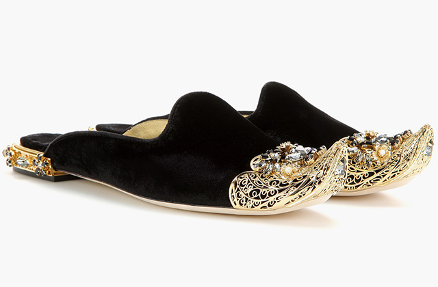 Dolce & Gabbana<p><a href=\"http://www.mytheresa.com/en-de/embellished-velvet-slippers-560795.html\" target=\"_blank\">mytheresa.com</a></p>