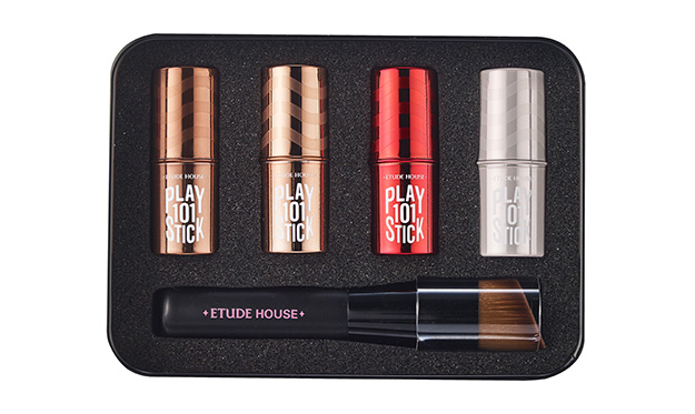 Inside the Etude House Play 101 Selfie Kit: Two bronzers, a lip and cheek tint, a highlighter, and a blending brush