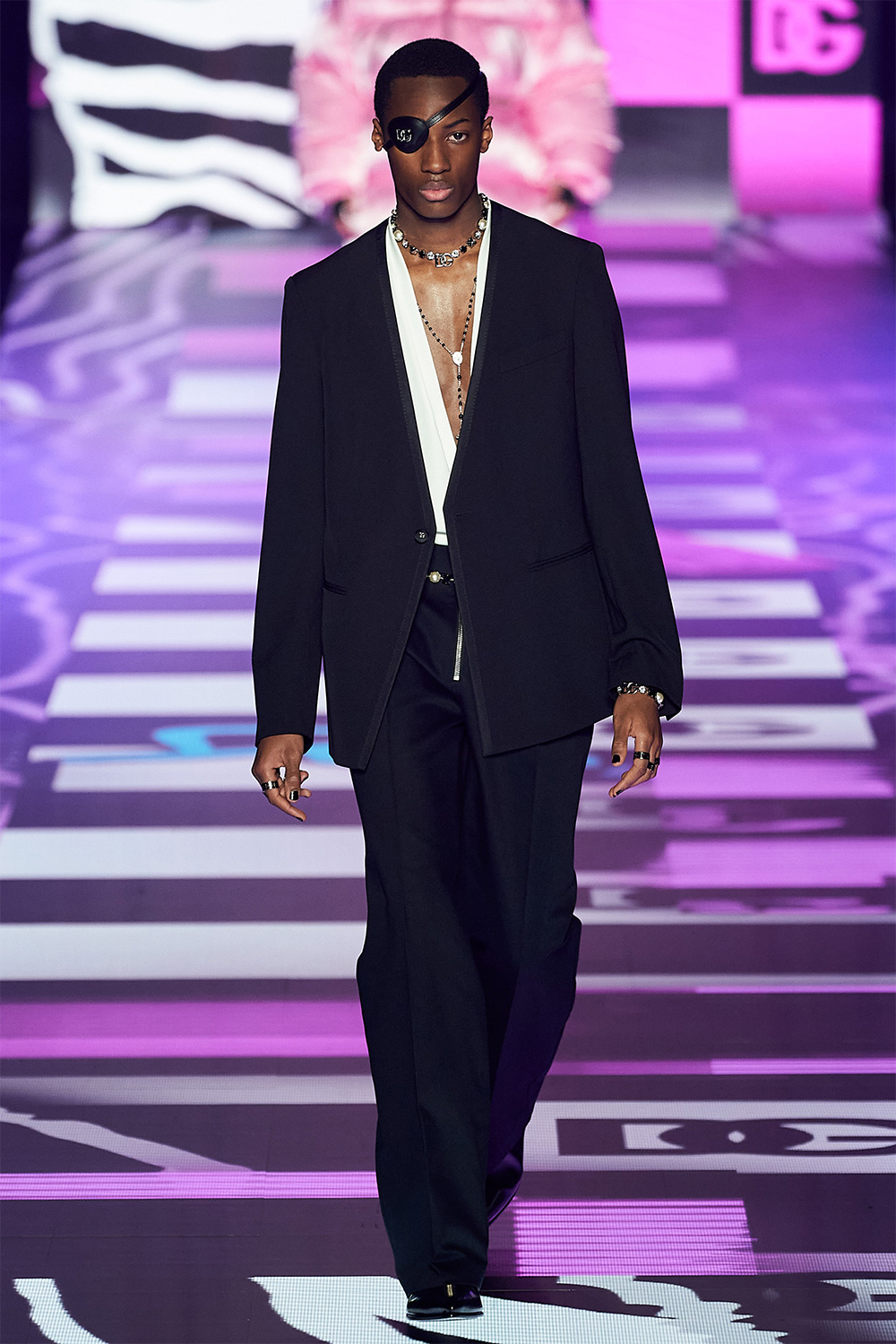 Гламур болон рок хэв маяг нэг дор: Dolce & Gabbana брэндийн намар-өвөл 2022 цуглуулга (фото 45)