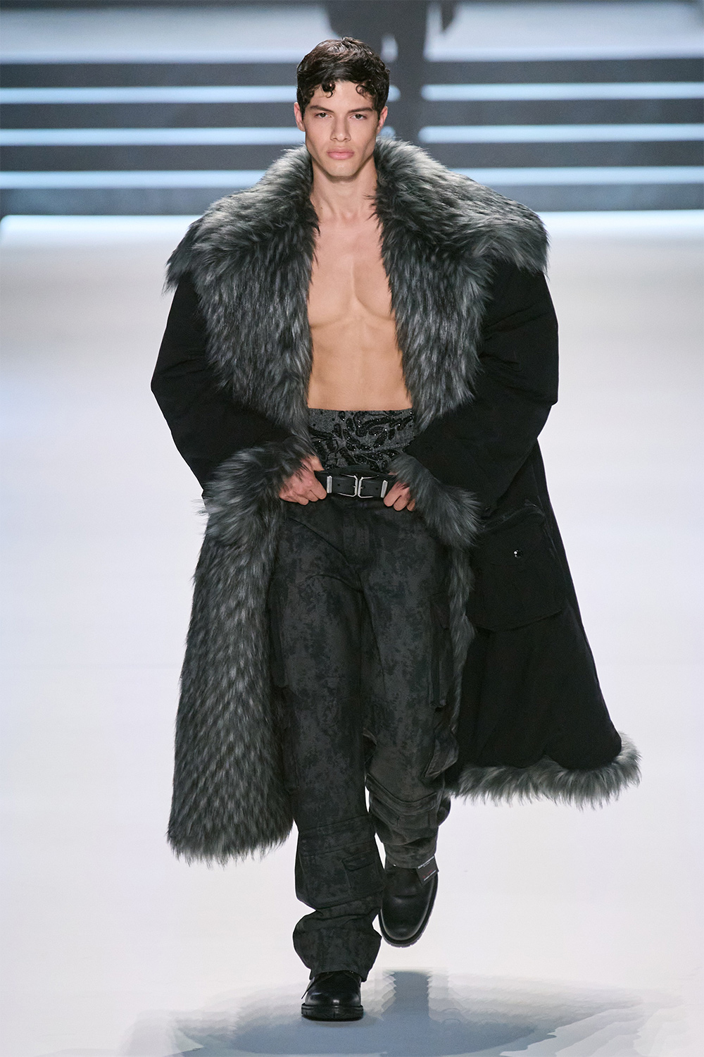 Эрчүүд корсет өмсөж болно: Dolce & Gabbana намар-өвөл 2023 цуглуулга (фото 18)