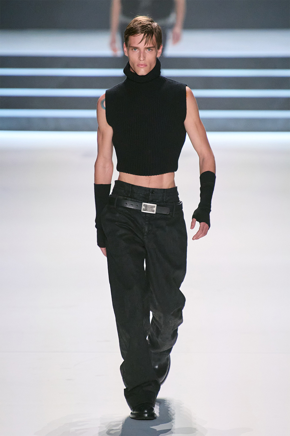 Эрчүүд корсет өмсөж болно: Dolce & Gabbana намар-өвөл 2023 цуглуулга (фото 16)